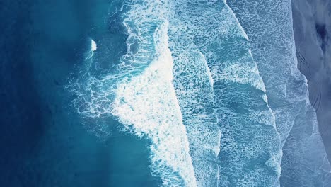 Hermosas-Olas-Del-Océano-Rodando-En-La-Playa