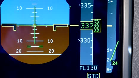 salpicadero del avión, avión descendiendo a menor altitud, panel de instrumentos del avión