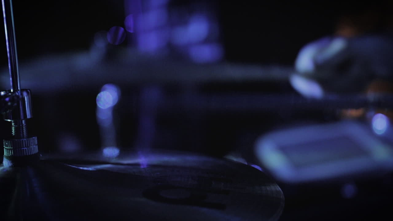 Un primo piano di un batterista che si riscalda prima di uno spettacolo dal vivo