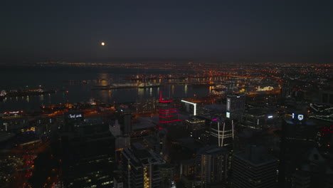 Imágenes-Aéreas-Descendentes-Del-Centro-De-La-Ciudad-Y-Del-Gran-Puerto-Marítimo-Por-La-Noche.-Edificios-Iluminados-Y-Farolas.-Ciudad-Del-Cabo,-Sudáfrica