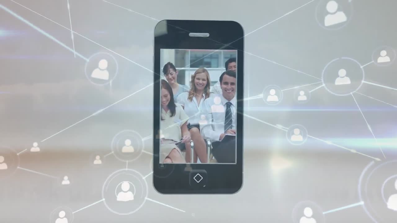 animación de iconos conectados sobre sonrientes empresarios diversos levantando las manos en la oficina.