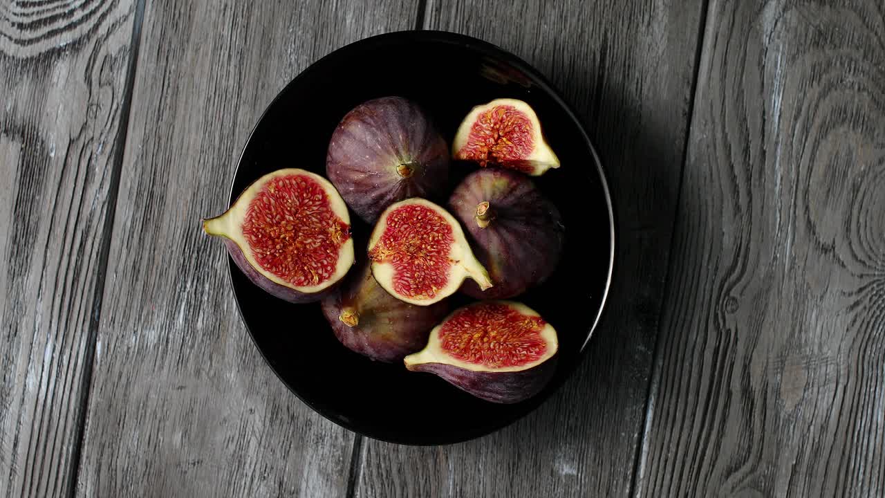 Halves of figs served on plate