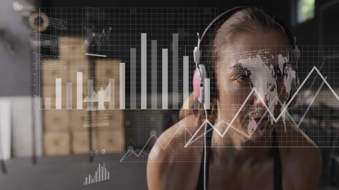 Con musica in sottofondo, una tirocinante di mezza età che estende le braccia per esercizi per le spalle in palestra, con cuffie rosa e HUD.