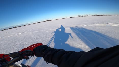 snowbike pov 슈퍼 슬로모 눈이 일몰 그림자에서 볼 수 있듯이 라이더 뒤에서 날아갑니다.