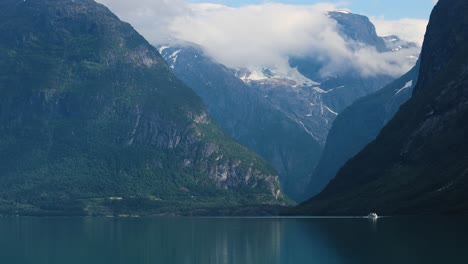 la hermosa naturaleza de noruega paisaje natural lago lovatnet.