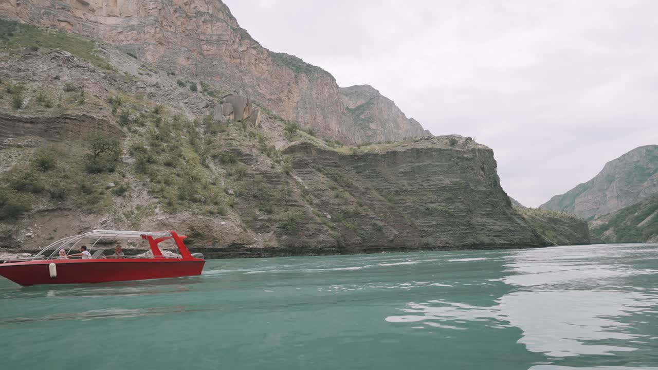 산의 강에서 빨간 배