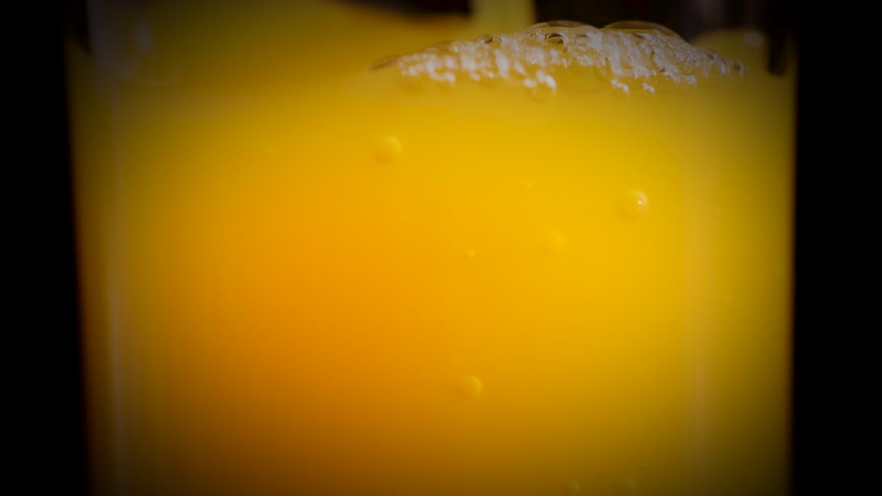 Succo d'arancia in un bicchiere