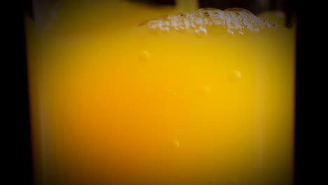 jugo de naranja en un vaso
