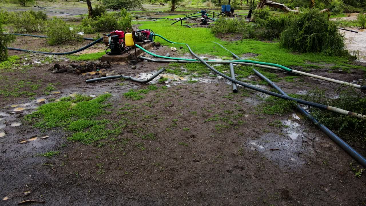 Pompe idriche che estraggono acqua dal fiume in piena