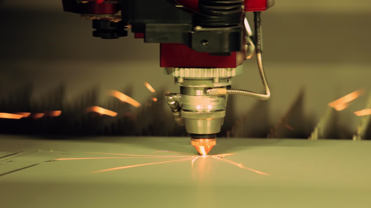 CNC Laser metallinleikkaus, moderni teollisuustekniikka.