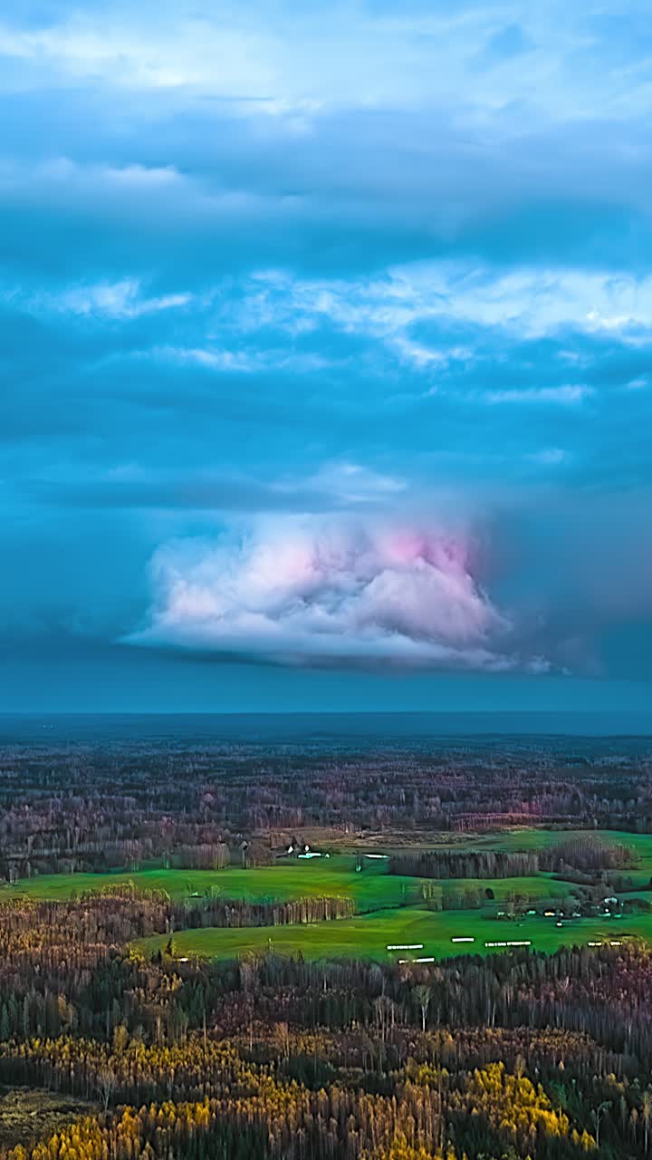Fantastisk hyperlapse af solnedgangsskyer over levende efterårslandskab.