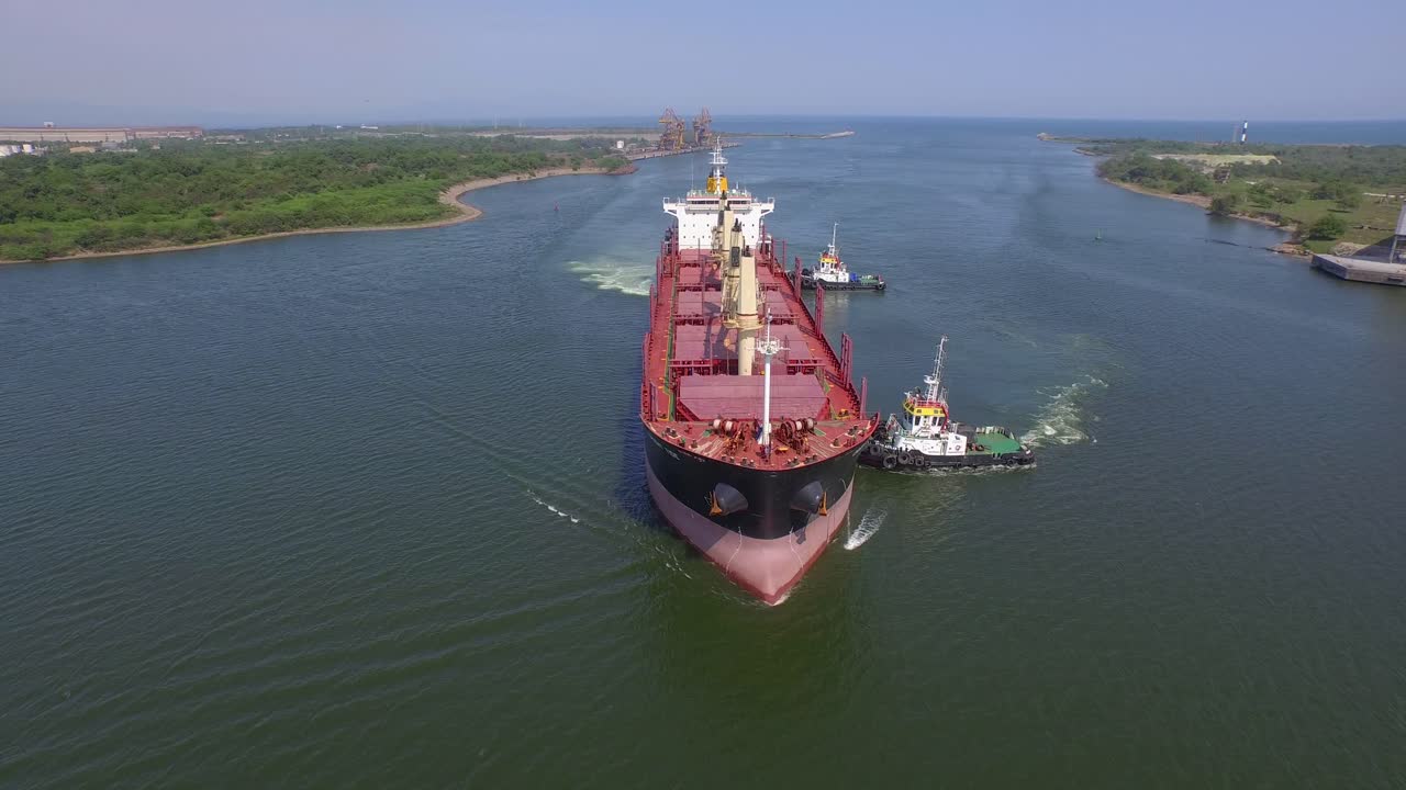 toma aérea de un gran barco remolcado
