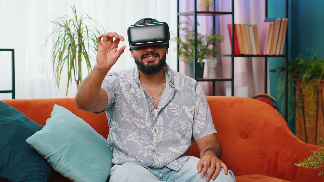 hombre indio usando realidad virtual tecnología futurista auriculares jugar simulación 3d videojuego en casa