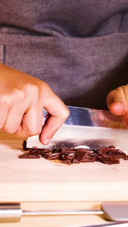 persona cortando discos de chocolate con un cuchillo