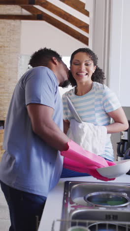 video vertical de una feliz pareja afroamericana lavando platos