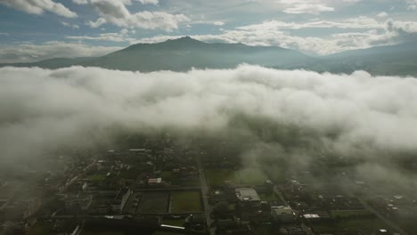 Vista-Aérea-Sobre-La-Ciudad-De-Machachi-Con-Niebla-De-Baja-Condensación