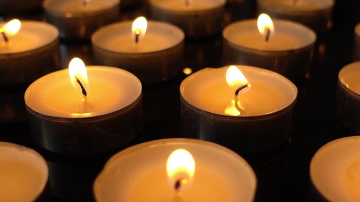 Candele su sfondo nero