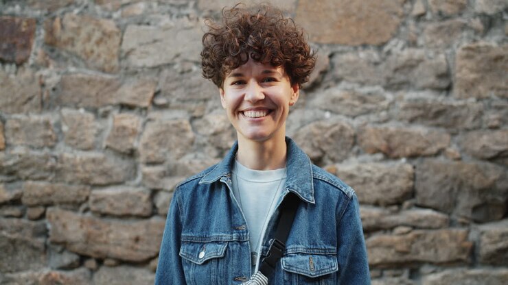 Donna sorridente con una giacca di denim