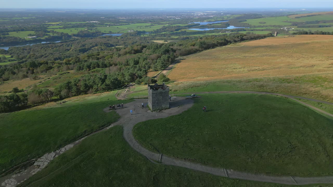 언덕 꼭대기에 있는 돌 구조물로 빠른  ⁇ 도에서 습지의 가을 색 ⁇ 을 드러 ⁇ 니다.
