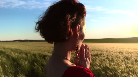 mujer en un campo al atardecer