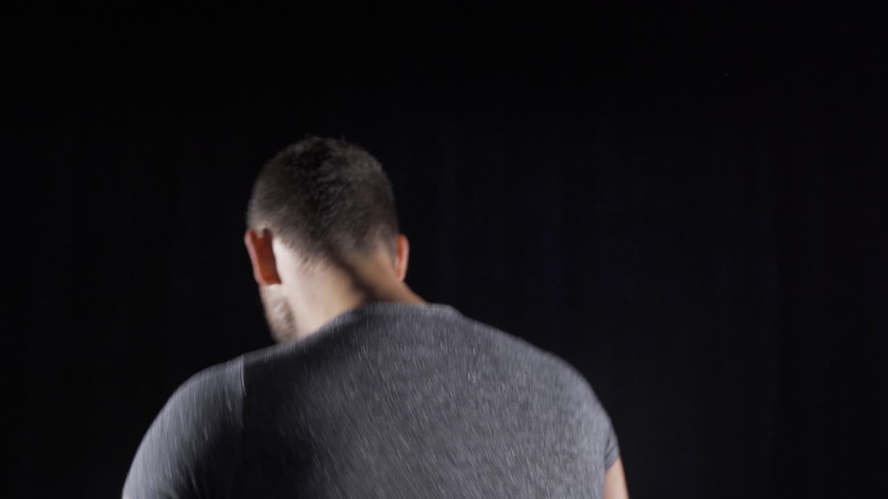 야심차고 화가 난 권투 선수