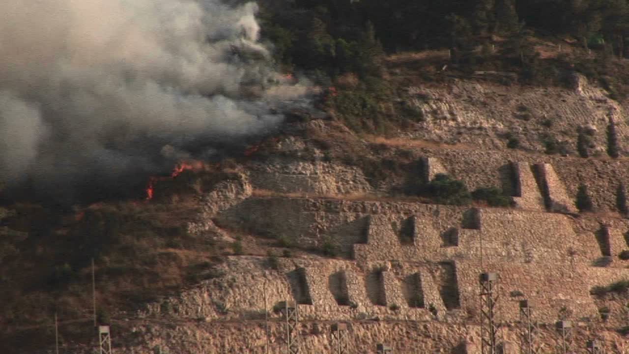 이스라엘 레바논 전쟁 1 동안 이스라엘 북부에서 로켓 공격으로 연기가 난다.
