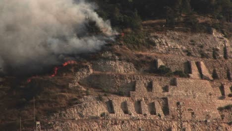 El-Humo-Se-Eleva-Desde-Un-Ataque-Con-Cohetes-En-El-Norte-De-Israel-Durante-La-Guerra-De-Israel-Líbano-1