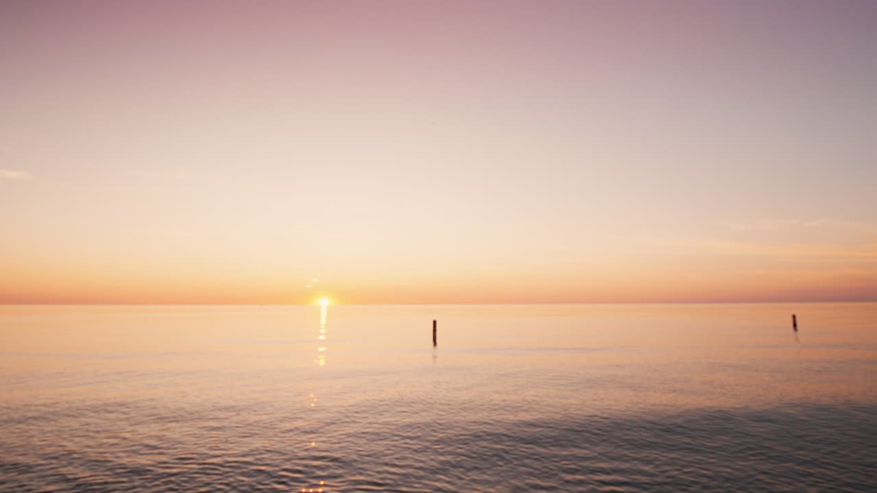 바다 위의 일몰을 배경으로 배를 하늘로 올리는 것 - 아이디어와 영감