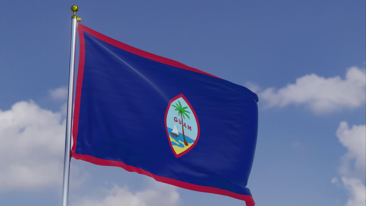 bandera de guam moviéndose en el viento con un cielo azul claro en el fondo, nubes moviéndose lentamente, asta de la bandera, cámara lenta
