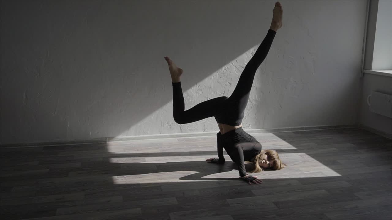 mujer realizando una danza acrobática