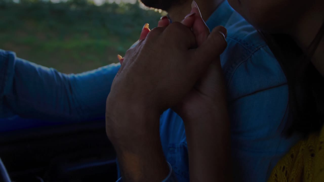 젊은 부부 가 픽업 트럭 에서 도로 여행 을 하고 있다