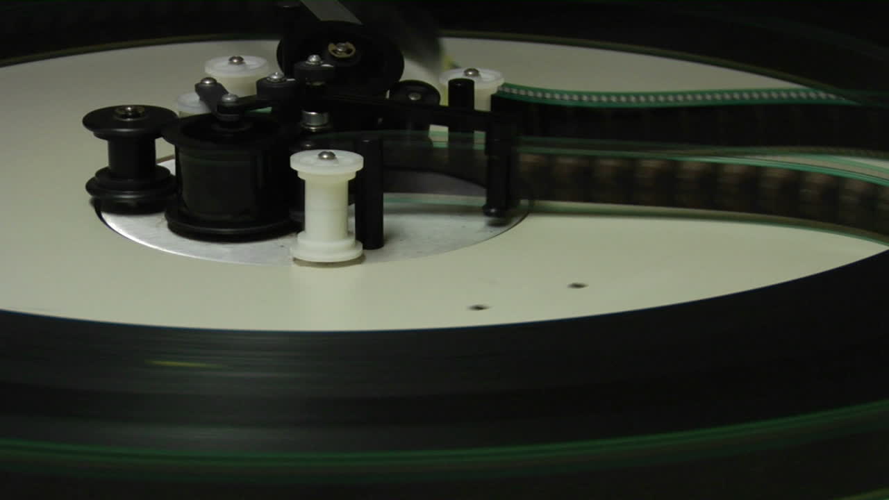 la película se ejecuta en una placa plana en una sala de proyección 4