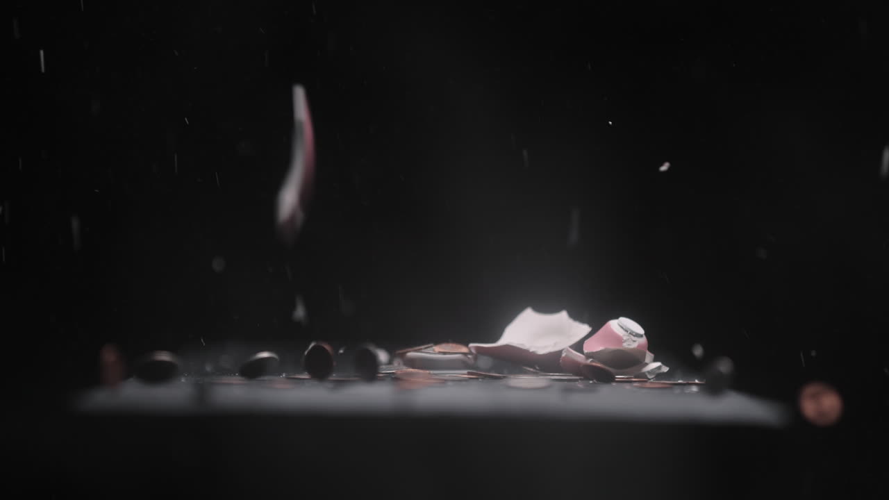 una alcancía siendo aplastada con un bate de béisbol