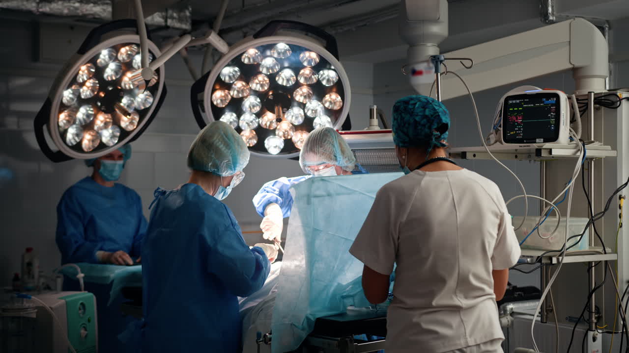 procedimiento quirúrgico en la sala de operaciones