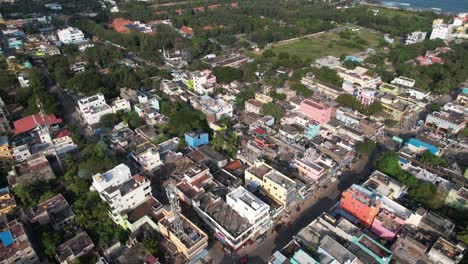 Toma-Aérea-De-Drones-De-Edificios-En-La-Ciudad-De-Chennai-Llenos-De-árboles-Cerca-De-La-Orilla-Del-Mar.