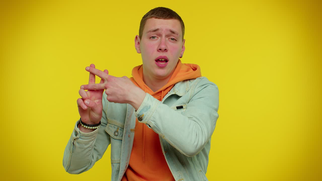 쾌활한 십대 남자가 손으로 해시태그 기호를 보여줍니다. 좋아합니다. 태그 메시지, 인기 있는 바이러스 콘텐츠