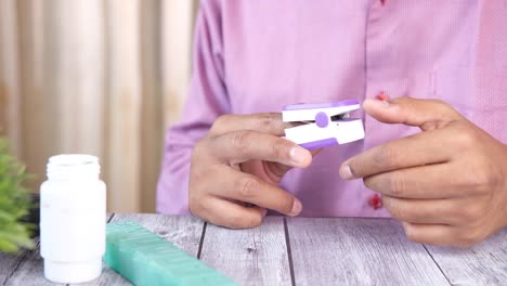person using a pulse oximeter