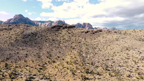 Drone-En-El-Avión-Del-Desierto-En-Un-Día-Soleado