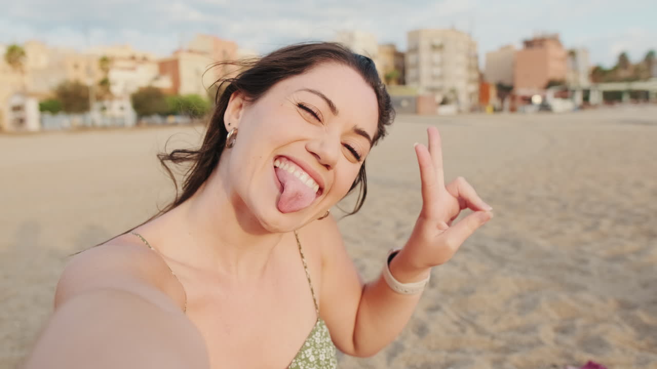 해변에서 웃는 여자