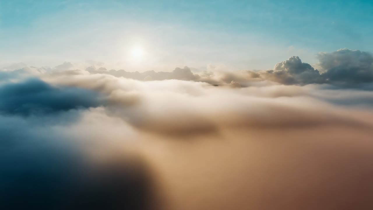 Telecamera in movimento durante la discesa di un aeromobile che rivela uno strato di nuvole in quota, con il sole e una banchisa di cumuli.