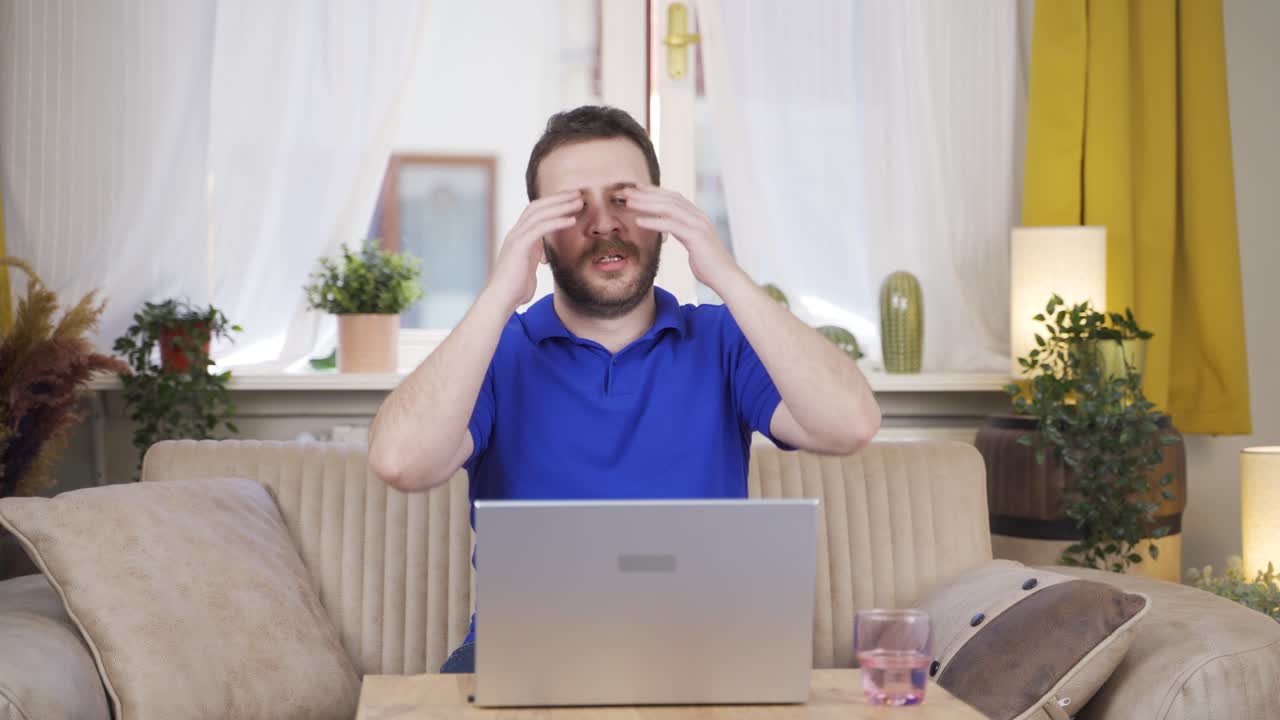 el hombre fracasado está frustrado.