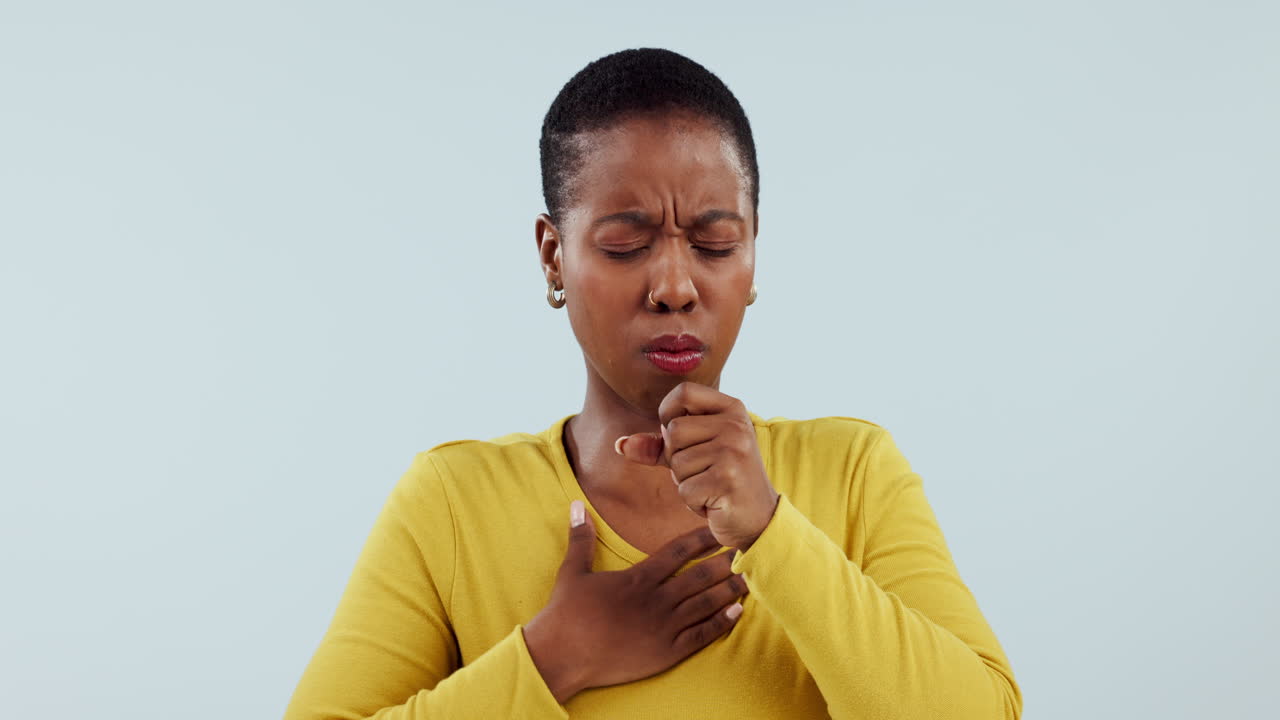 tos, enfermo y mujer en el estudio con dolor