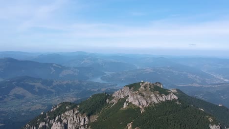 Drohnenaufnahme-Des-Berges-Ceahlau-In-Rumänien