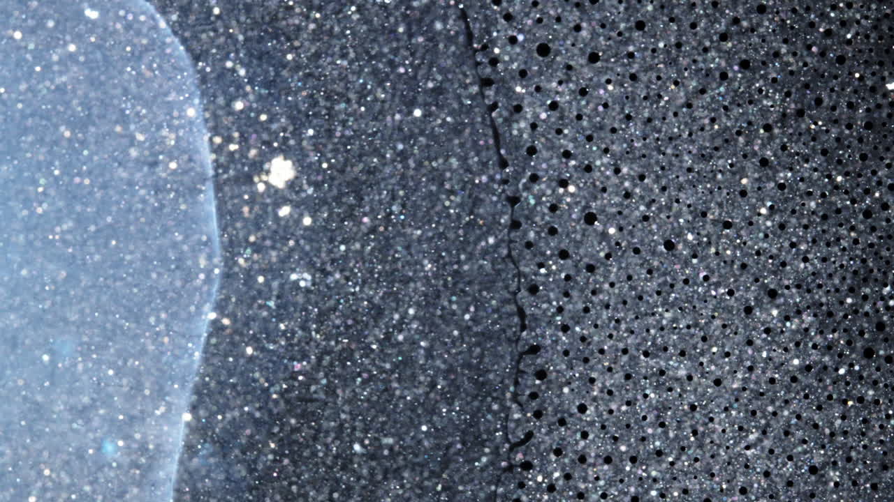 Close-up van inktmenging, met donkere texturen en spikkels