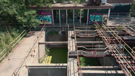 empujando hacia el edificio de control en la estación