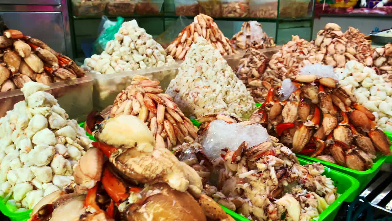 primeros planos de carne de cangrejo fresca fuera del caparazón mientras se exhibe maravillosamente