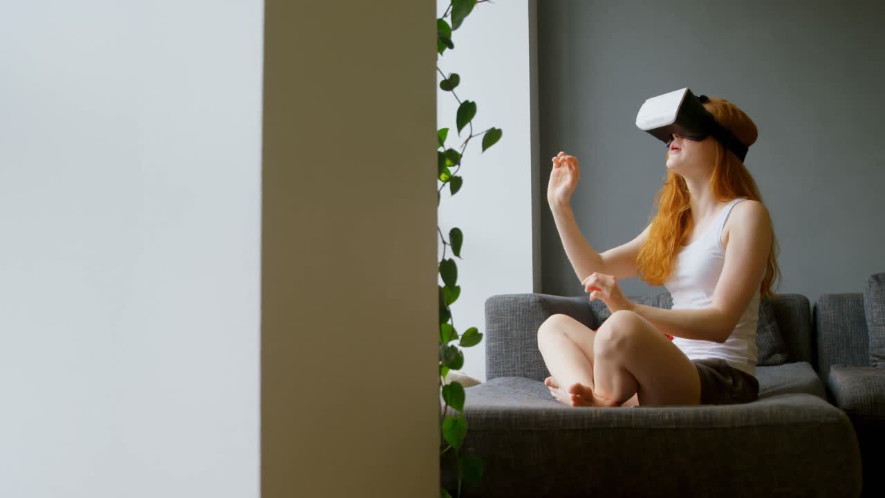 mujer usando auriculares de realidad virtual en la sala de estar 4k