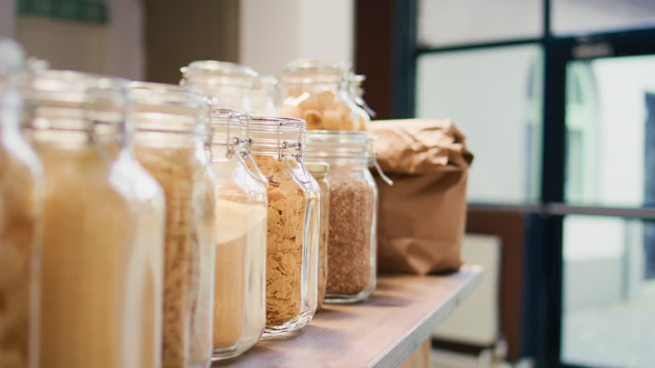 재사용 가능한 항아리에 넣은 집에서 만든 대량 제품