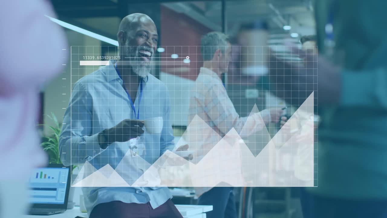 Animation de traitement de données statistiques sur un homme afro-américain souriant au bureau avec une tasse de café.