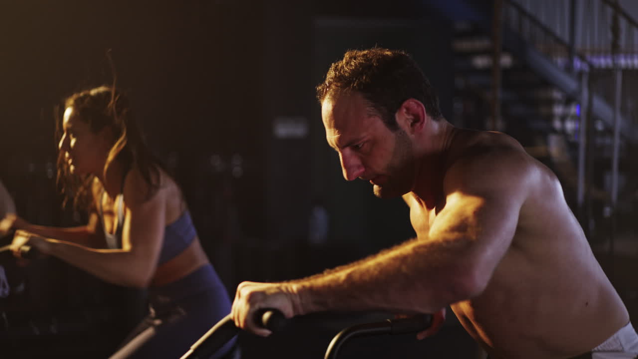 체육관 에서 운동 하는 사람 들